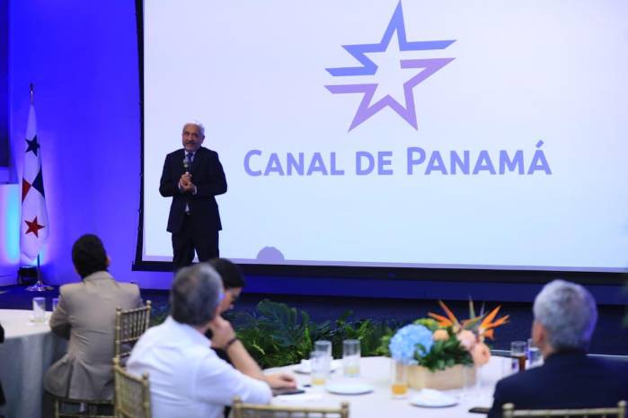 El administrador del Canal, Ricauter Vásquez Morales, este martes, durante una reunión con miembros de EditoRed EuroLatam