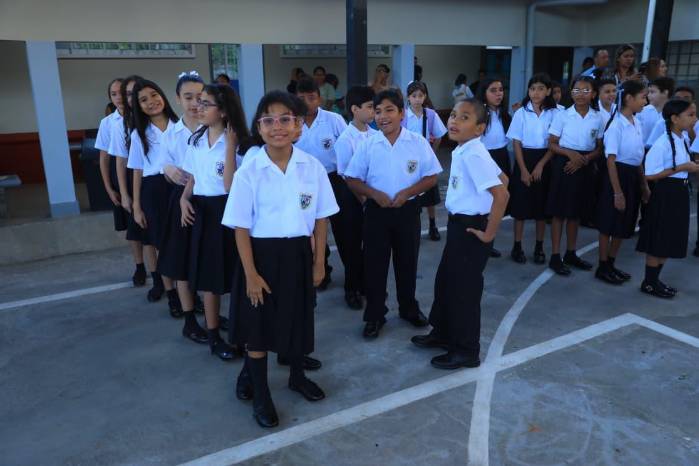 Estudiantes participan de los actos cívicos