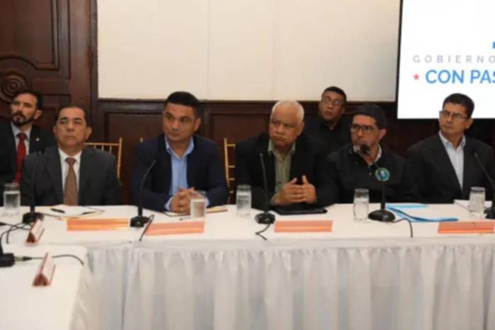 Ventura Vega como asesor del ejecutivo, participando en mesa de diálogo de la Caja de Seguro Social (CSS), en 2024.