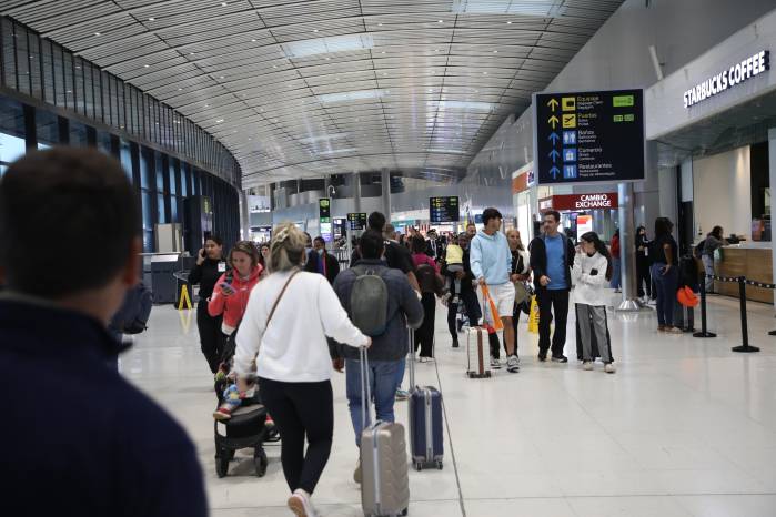 En la imagen se observa a pasajeros movilizándose por el Aeropuerto Internacional de Tocumen.