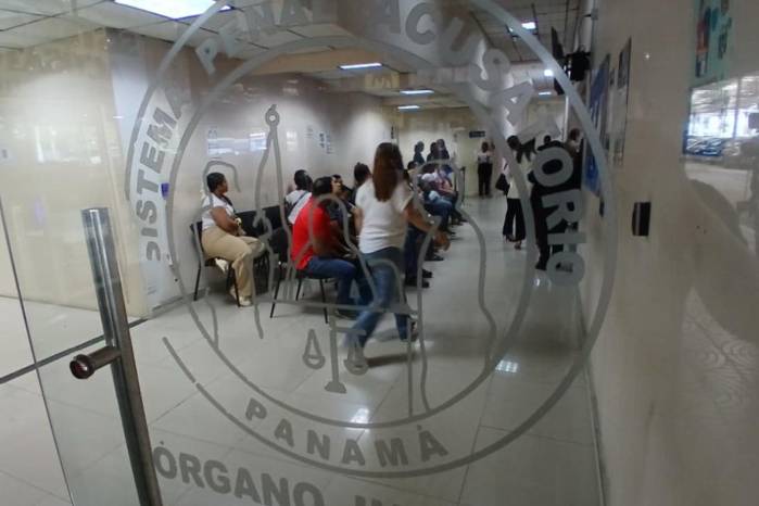 En estos tres casos, el tribunal sustituyó la pena de prisión por trabajo comunitario no remunerado en juntas comunales.