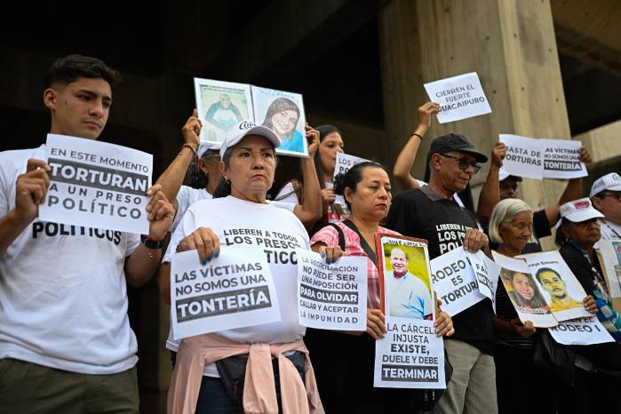 Familiares de presos políticos participan en una protesta para exigir su liberación frente a la Defensoría del Pueblo en Caracas el 4 de mayo de 2026.