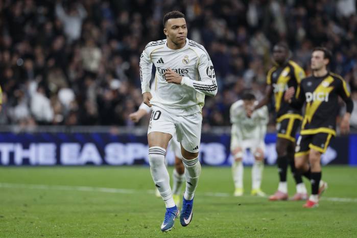 El delantero del Real Madrid Kylian Mbappé celebra tras marcar el 2-1 durante el partido de LaLiga que enfrentó al Real Madrid y al Rayo Vallecano, este domingo, en el Santiago Bernabéu. EFE/ Ballesteros