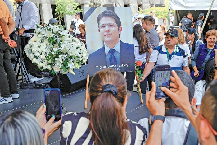 Fotografía de archivo en donde se ve una imagen del fallecido senador de Colombia Miguel Uribe Turbay.