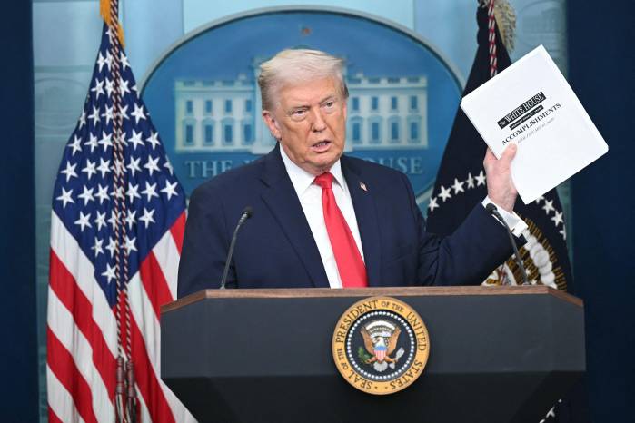 El martes, Trump expresó su frustración por la falta de comunicación de su mensaje sobre la economía, culpando a sus portavoces del problema.