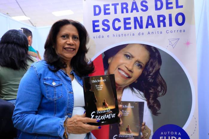 Elida Jiménez, madre de Anita Correa, presenta el libro “Detrás del escenario”.