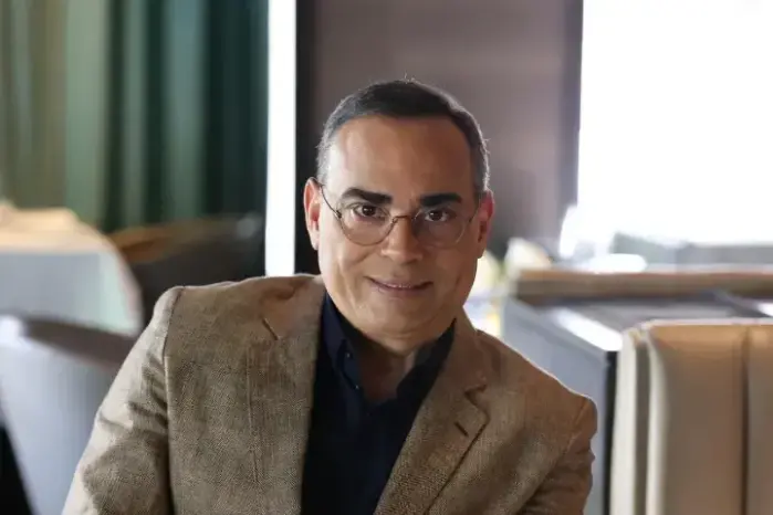 Durante su participación en el pódcast de Enrique Santos, el salsero Gilberto Santa Rosa sorprendió al declarar que el reguetón tiene sus orígenes en Panamá.
