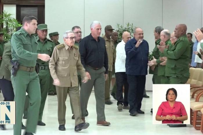 A pesar de haber traspasado la presidencia del país en 2018 y la primera secretaría del Partido Comunista de Cuba en 2021, Raúl Castro continúa siendo la figura política con mayor autoridad moral y política dentro del sistema cubano.