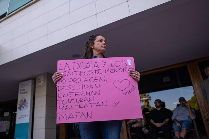 Una persona protesta en la entrada del hospital Sant Camil, Barcelona, España.