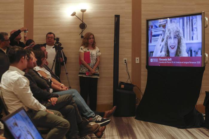 La escritora nicaragüense Gioconda Belli habla en una video conferencia este lunes, en Guadalajara (México).