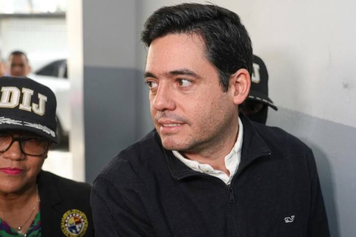 Carrizo se mantiene actualmente bajo la medida cautelar de arresto domiciliario.