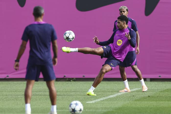 El defensor del FC Barcelona, Ronald Araujo durante un entrenamiento.