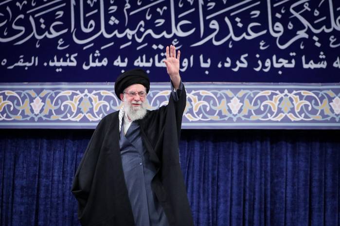 Esta imagen proporcionada por la oficina del líder supremo de Irán, el ayatolá Ali Khamenei, lo muestra saludando durante un discurso en Teherán el 17 de febrero de 2026.