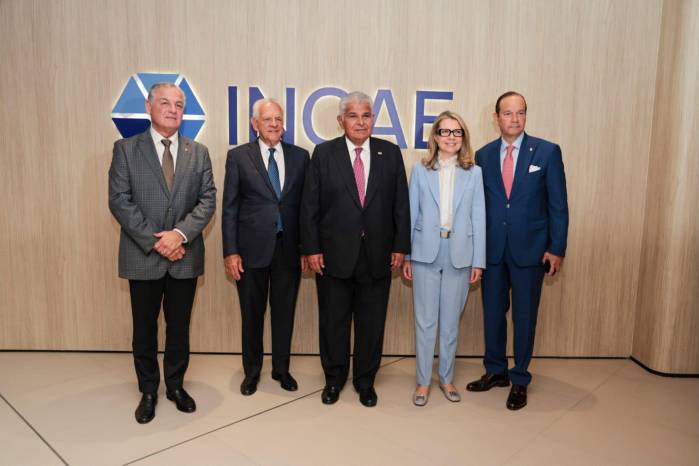De izquierda a derecha: El contralor Anel Flores; el asesor empresarial Stanley Motta; el presidente de la República, José Raúl Mulino; la rectora del INCAE, Camelia Ilie; y el canciller, Javier Martínez-Acha.