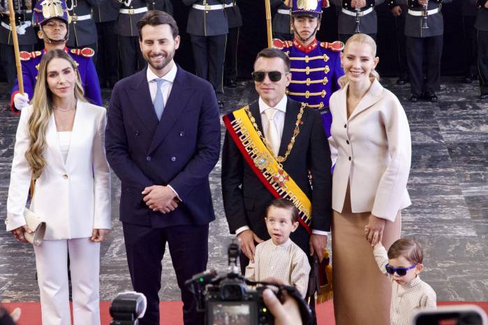 El presidente de Ecuador, Daniel Noboa (c-d), posa junto al presidente de la Asamblea Nacional de Ecuador, Niels Olsen Peet (c-i), a su llegada a la Asamblea Nacional este domingo, en Quito (Ecuador). EFE/ Gianna Benalcazar
