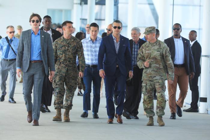 El secretario de Defensa de Estados Unidos, Pete Hegseth, afirmó durante su visita a Panamá que todas las opciones permanecen abiertas frente a Cuba.