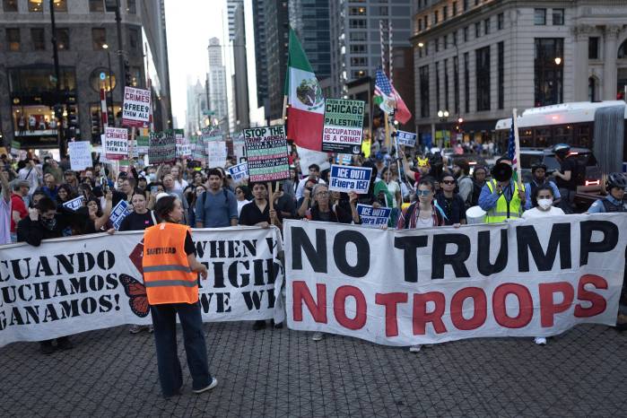 Manifestantes marchan por el centro de la ciudad protestando contra la agenda de la Administración Trump.