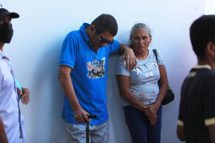 Durante las sesiones de diálisis pueden surgir complicaciones graves, como paros cardíacos, por lo que la disponibilidad de medicamentos y recursos es esencial.