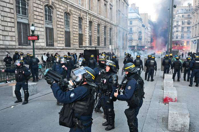 Francia, Bélgica e Italia envueltos en protstas que dejan miles detenidos
