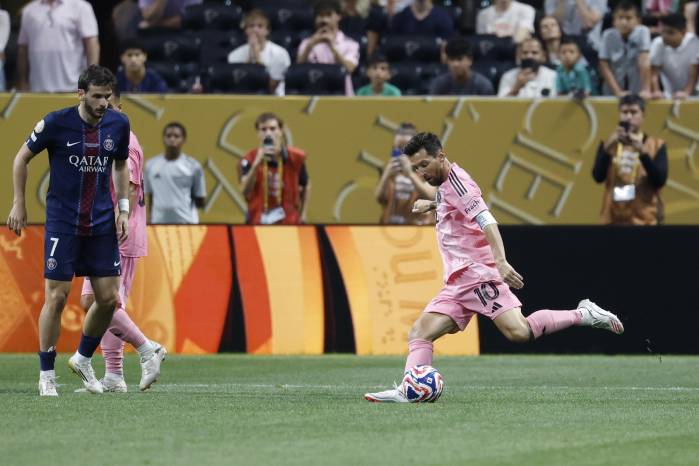 El delantero del Inter Miami, Lionel Messi (der.).