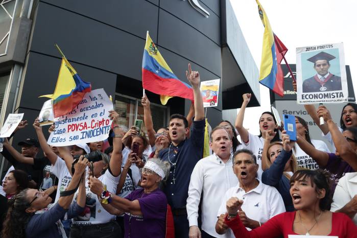 AME3436. CARACAS (VENEZUELA), 08/02/2026.- El opositor Juan Pablo Guanipa (c-d), cercano a la líder María Corina Machado, y el exconsejal Jesús Armas (c-i) participan en una manifestación tras ser excarcelados este domingo, en Caracas (Venezuela). Guanipa abogó por la reconciliación en Venezuela, pero, subrayó, con la verdad, una declaración que hizo horas después de ser excarcelado luego de estar detenido desde mayo de 2025. EFE/ Ronald Peña R