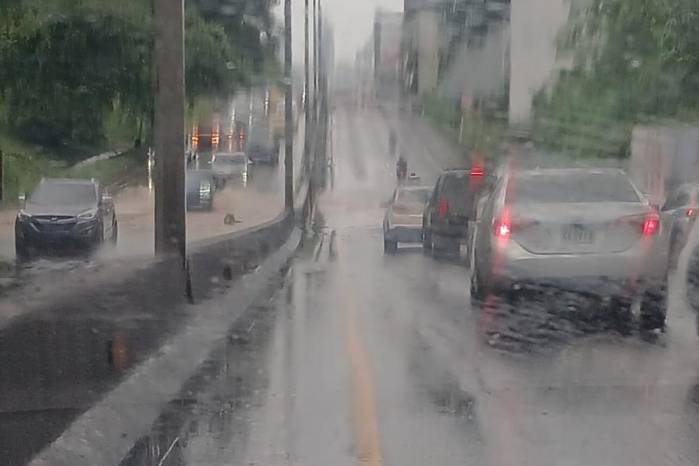 Calles anegadas generan congestionamiento vehicular en Panamá