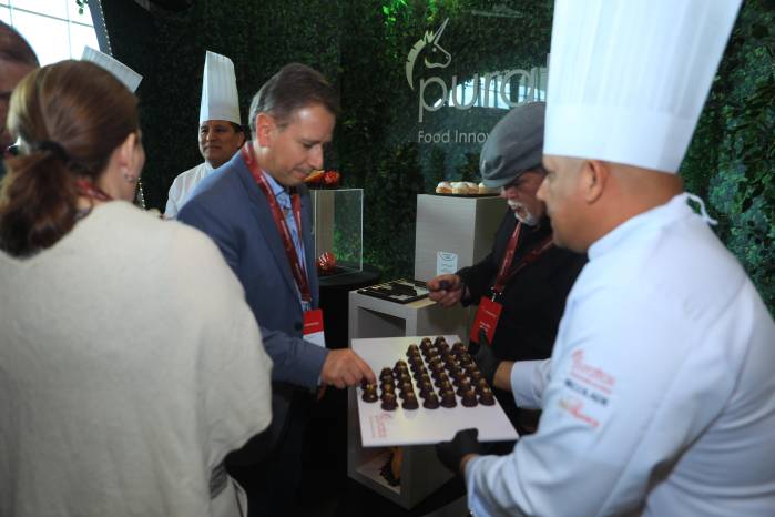 Ocho de cada diez latinoamericanos reservan parte de su dinero para darse un gusto al menos una vez al mes, ya sea un pastel, un chocolate u otro producto indulgente.
