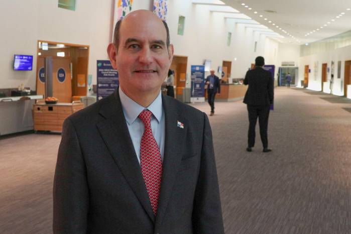 Felipe Chapman, ministro del MEF de Panamá, en la sede en París de la OCDE.