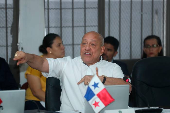Diputado del Partido Revolucionario Democrático, Crispiano Adames.
