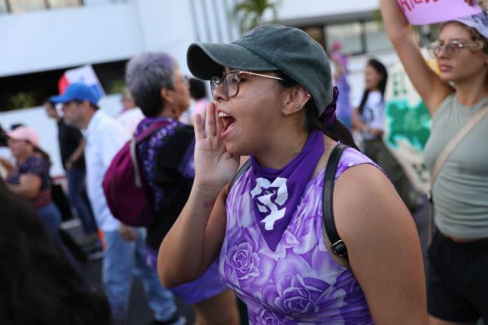 Jovenes alzaron su voz en favor de los derechos de las mujeres.
