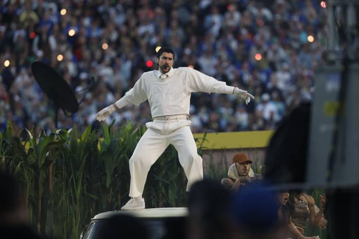 El cantante puertorriqueño Bad Bunny durante su actuación en el descanso del Super Bowl en Santa Clara, California, Estados Unidos. EFE/EPA/JOHN G. MABANGLO