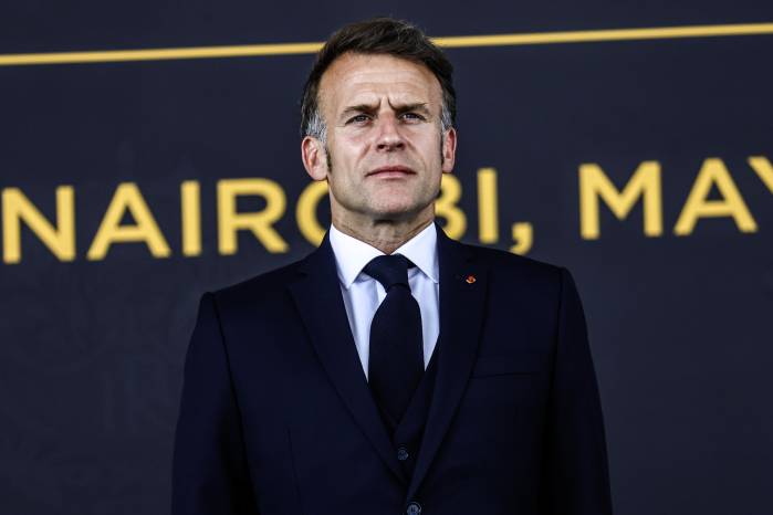 El presidente francés, Emmanuel Macron, durante una ceremonia de bienvenida en la Casa del Estado en Nairobi, Kenia, a su llegada al país antes de la Cumbre África Adelante 2026, que copreside