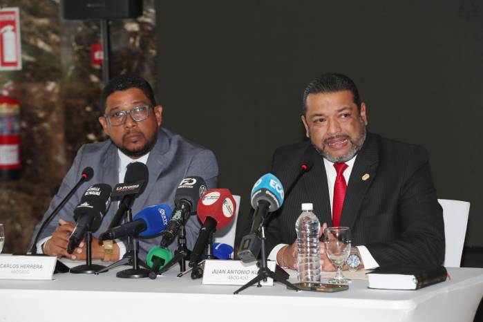 Los abogados del contralor Anel Flores, Carlos Herrera y Juan Antonio Kuan.