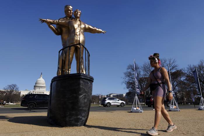 El colectivo artístico anónimo ‘The Secret Handshake’ (“El Apretón de Manos Secreto”, en inglés) es el responsable de esta intervención artística en el National Mall de Washington.