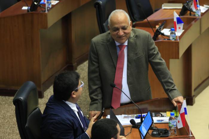 Diputado Luis Eduardo Camacho en la Asamblea Nacional.
