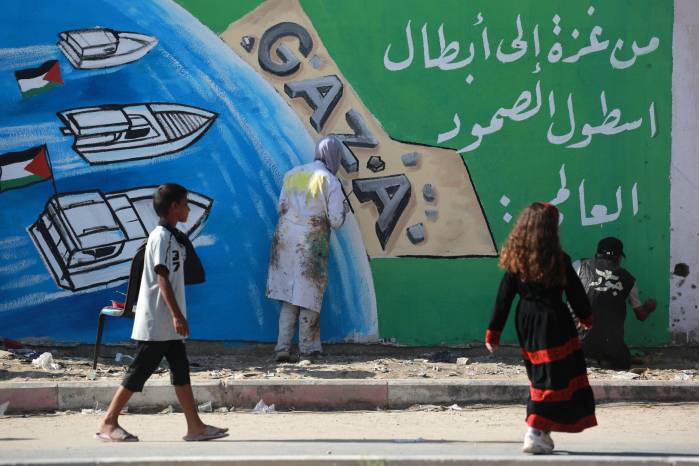 Artistas palestinos trabajan, este viernes, en un mural que representa la Flotilla Global Sumud con destino a Gaza en Deir el-Balah, en el centro de la Franja de Gaza.