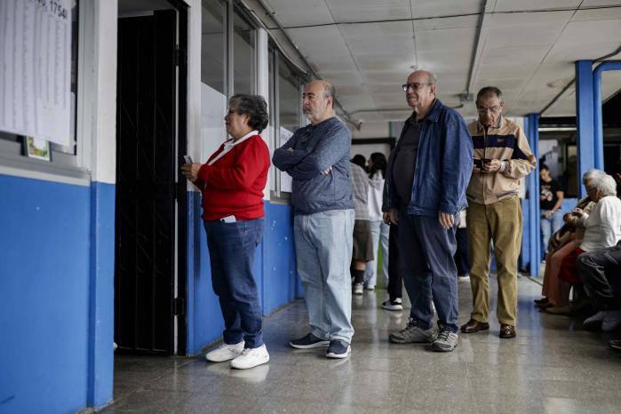 Ciudadanos acuden masivamente a votar en elecciones de Costa Rica