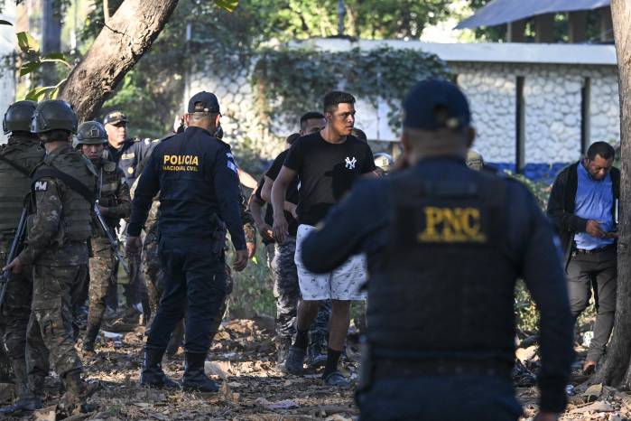 Un guardia del Sistema Penitenciario camina tras ser rescatado tras un motín en las afueras de la cárcel de máxima seguridad Renovación I en Escuintla, Guatemala, el 18 de enero de 2026.