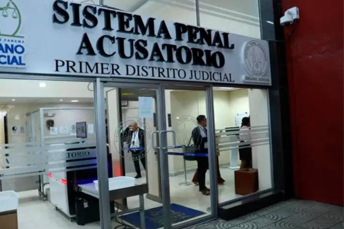 La investigación apunta a una presunta red de funcionarios y usuarios que habría utilizado documentación falsa para gestionar permisos de armas.