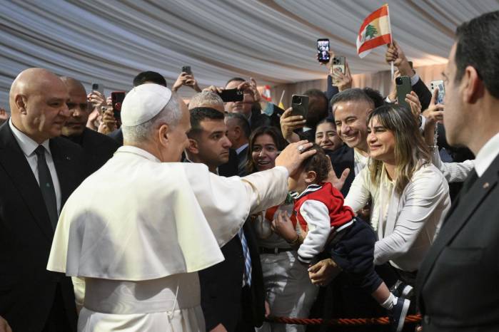 El papa León XIV saluda a un grupo de cristianos a su llegada al aeropuerto de Beirut.