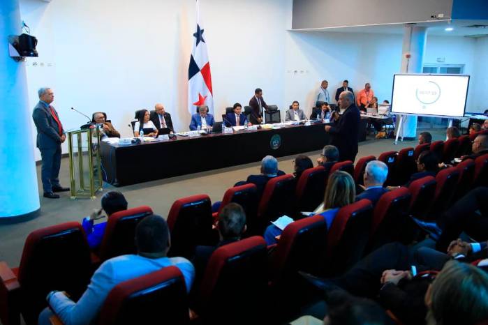 Entrevistas, en la comisión de credenciales, a los candidatos a magistrados del Tribunal Electoral.