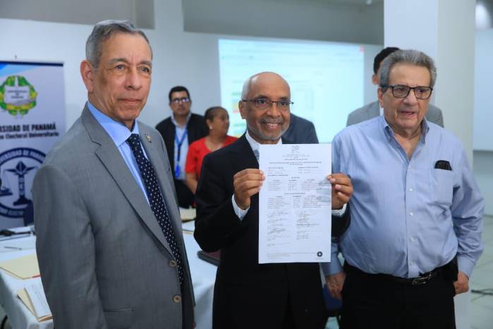 José Emilio Moreno, recibe el acta que lo declara rector, despúes de las elecciones celebradas este 1 de julio