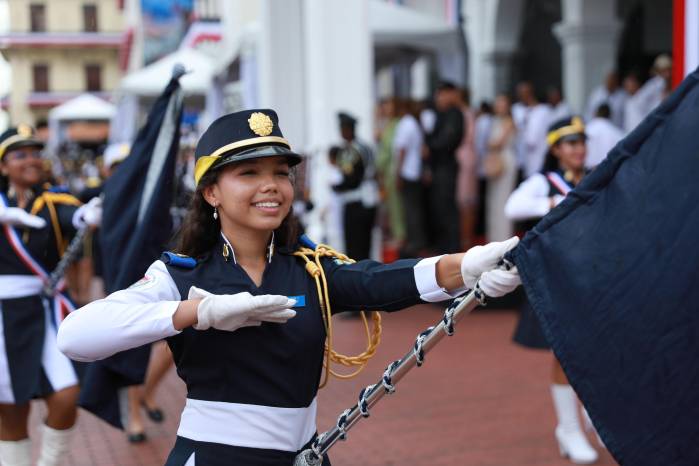Delegaciones cívicas y escolares rinden homenaje a los símbolos de la nación panameña con respeto y entusiasmo.