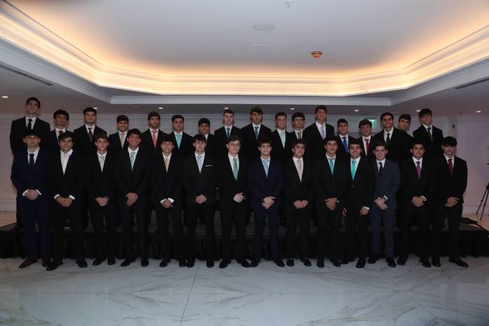 Otro grupo de los 55 varones que acompañarán a las debutantes en su noche especial.