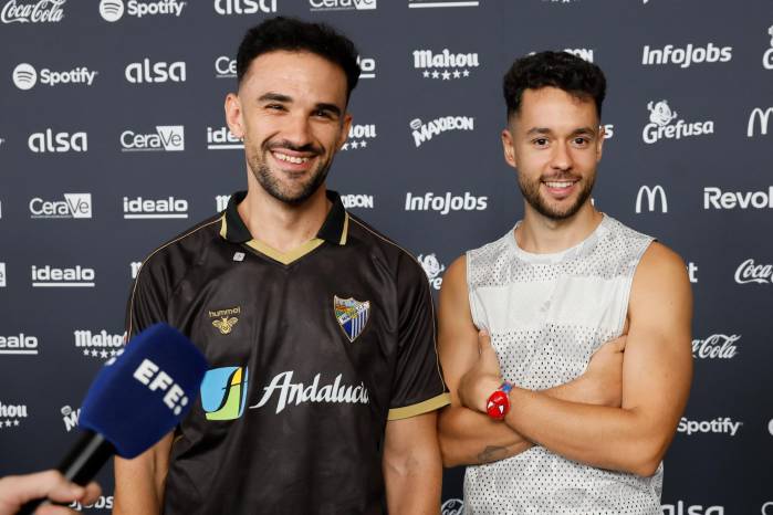 Los creadores de contenido Illojuan (izquierda), y Thegrefg (derecha) atienden a la prensa este viernes en la previa de “La Velada del Año VI”, que organiza Ibai Llanos en Sevilla el sábado 25 de julio.
