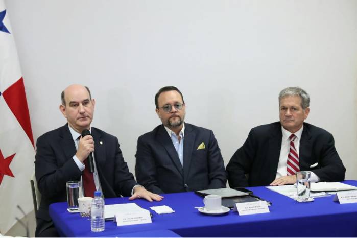 En la conferencia estuvieron los ministros Felipe Chapman, Julio Moltó y Juan Carlos Navarro.