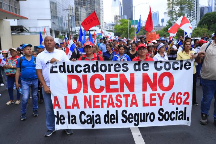 Protestas de educadores en el 2025 se oponían a la ley de reformas de la CSS.