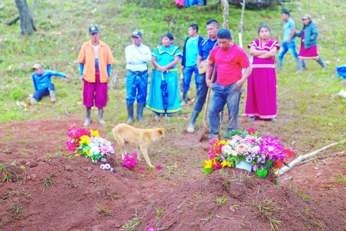 Personas oran en el cementerio del poblado de Cascabel, distrito de Mironó.