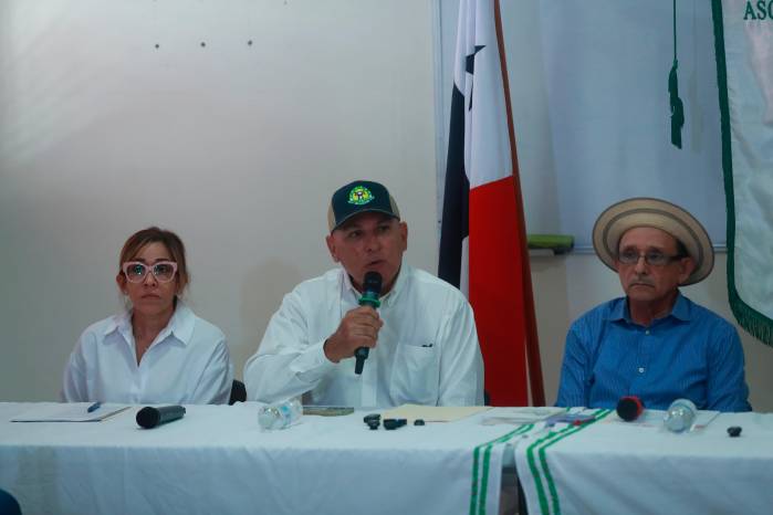 Productores de leche y carne durante una conferencia de prensa este jueves 22 de octubre.