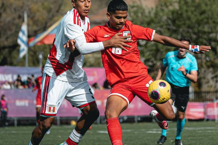 La selección Sub-19 de Panamá enfrentando a Perú.